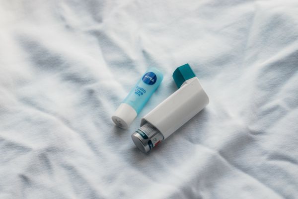 Inhalers for suppressing asthma